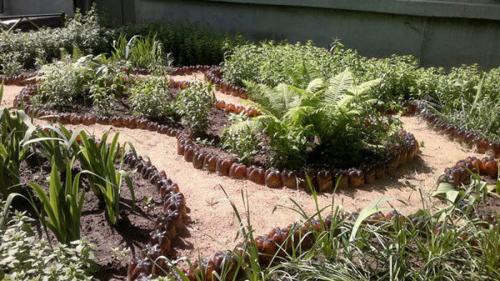 Клумбы своими руками из пластиковых бутылок. Форма клумб и бордюров из пластиковых бутылок 05