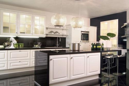 Белая кухня с белой столешницей. Стилистическое разнообразие