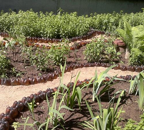 Клумбы своими руками из пластиковых бутылок. Форма клумб и бордюров из пластиковых бутылок