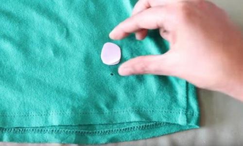 Как зашить дырку сердечком. Как «зашить» дырявую одежду за 30 секунд без иголки и нитки