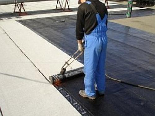 Работы при ремонте кровли. Выбор мастики