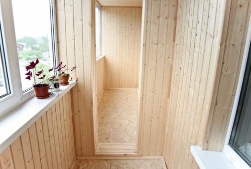 Стены на балконе дизайн. Универсальный обшивочный материал – вагонка