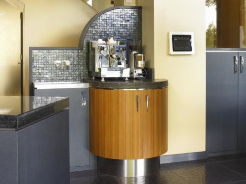 Куда поставить кофемашину на маленькой кухне. Идеи обустройства кухни: как организовать оригинальный кофе-центр