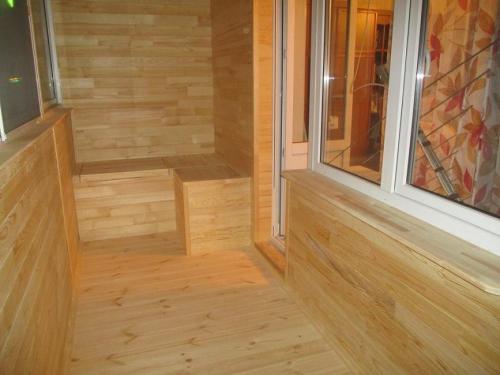 Стены на балконе дизайн. Универсальный обшивочный материал – вагонка