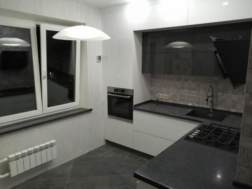 Белая кухня с белой столешницей. Стилистическое разнообразие