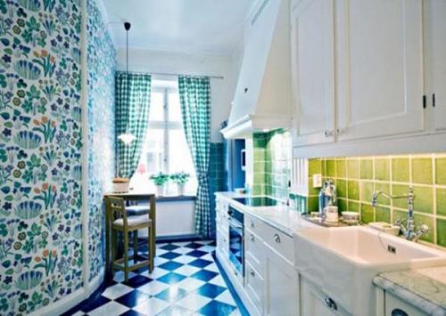Сине зеленая кухня. С синим