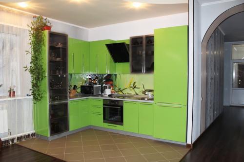 Обои под зеленый кухонный гарнитур. Где рекомендовано использовать цвет