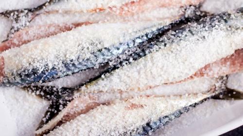 Как засолить рыбу в рассоле. Солим скумбрию и другую рыбу. Пряный посол