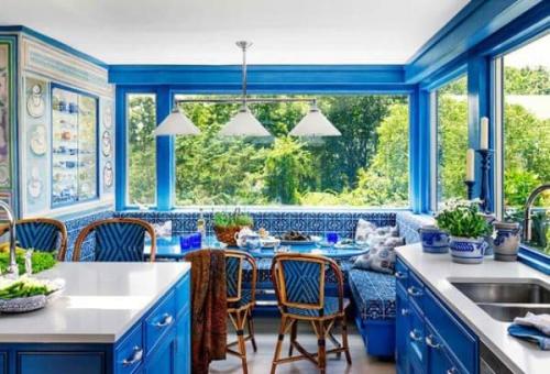 Сине зеленая кухня. С синим