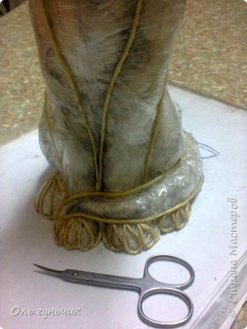 Кошки из бутылок и шпагата.