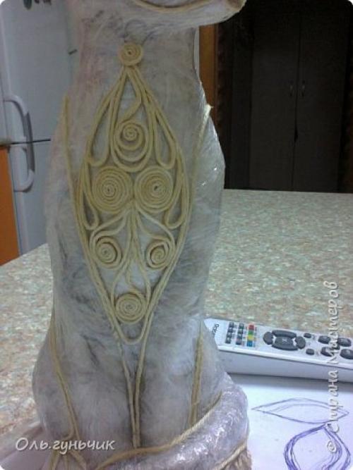 Кошки из бутылок и шпагата.