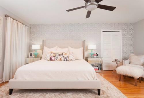 Комбинированные обои в маленькой спальне. Вариант для маленькой спальни