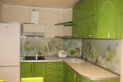 Обои под зеленый кухонный гарнитур. Где рекомендовано использовать цвет