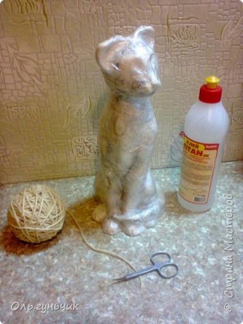 Кошки из бутылок и шпагата.