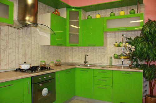 Обои под зеленый кухонный гарнитур. Где рекомендовано использовать цвет