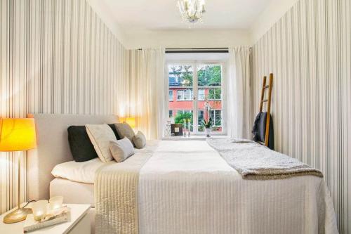 Комбинированные обои в маленькой спальне. Вариант для маленькой спальни