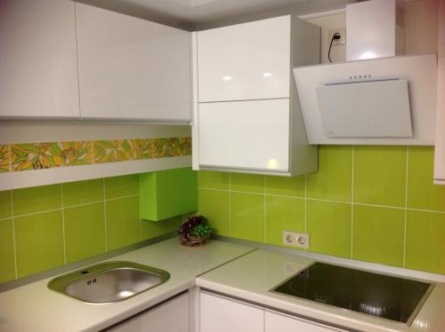 Обои под зеленый кухонный гарнитур. Где рекомендовано использовать цвет