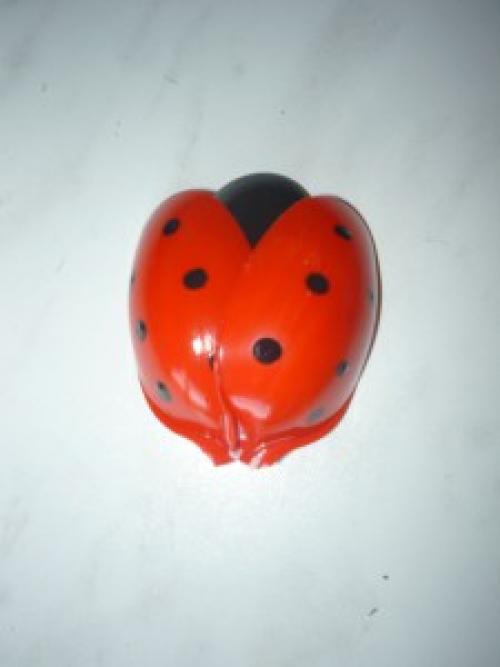 Как сделать божью коровку из пластиковых ложек.