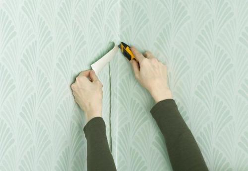 При какой температуре клеить обои на флизелиновой основе. Оклейка сложных участков