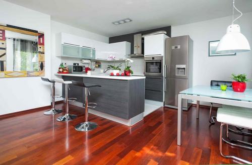 Дизайн маленькой кухни студии. Дизайн интерьера кухни в маленькой студии — 7 советов профи