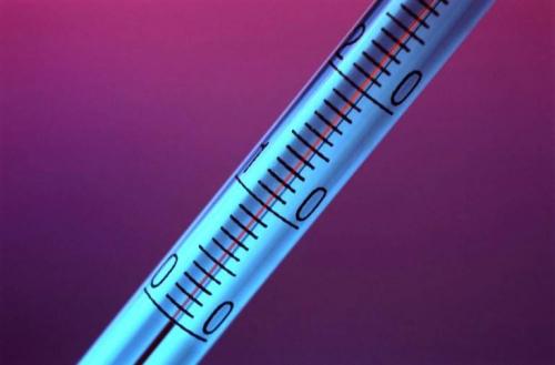 При какой температуре можно клеить обои на даче.