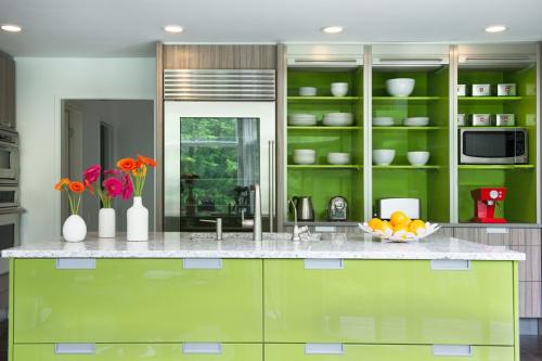 Шкаф для размещения бытовой техники. Советы по компактному хранению кухонной техники в закладки 30