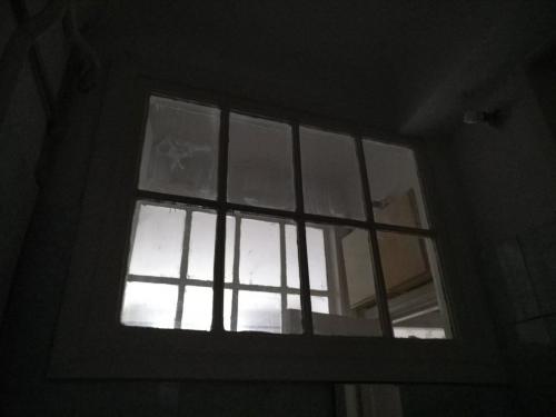 Сталинка окно в ванной. Для чего нужно окно в ванной комнате?