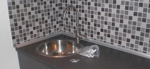 Плинтус между столешницей и фартуком. Нужен ли плинтус между столешницей и “фартуком”? 11