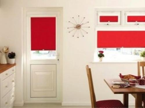 Кухни с выходом на балкон интерьер. Шторы в интерьере кухни с балконом 05