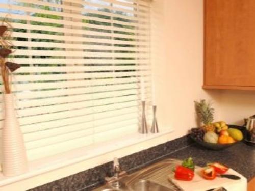 Кухни с выходом на балкон интерьер. Шторы в интерьере кухни с балконом 04