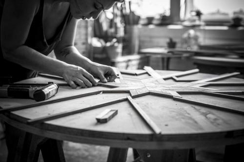 Мебель из старых досок. Студентка создает из старых ненужных досок уникальные предметы мебели и интерьера