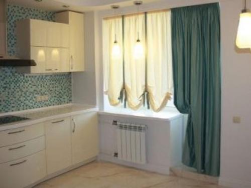 Кухни с выходом на балкон интерьер. Шторы в интерьере кухни с балконом 02