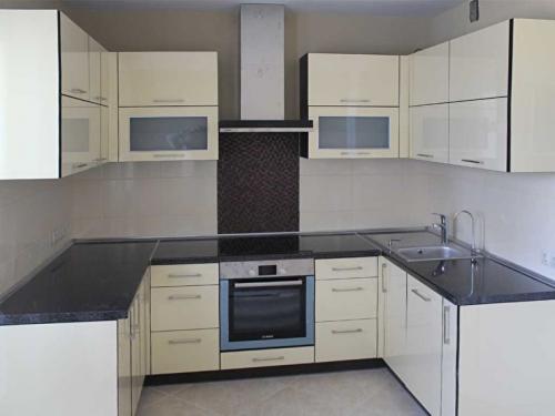 Кухни с выходом на балкон интерьер. Шторы в интерьере кухни с балконом 12