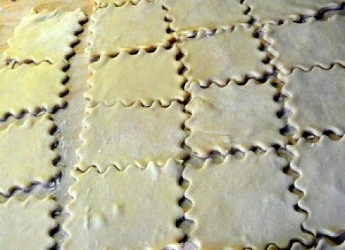 Надо ли раскатывать готовое слоеное тесто.