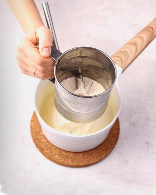 Как выпекать слоеное тесто для наполеона. Торт «Наполеон» из готового слоеного теста