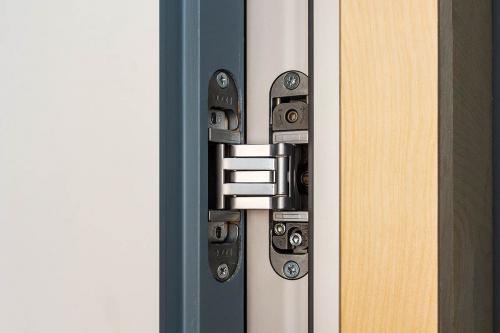 Как красить скрытые двери. Особенности конструкции