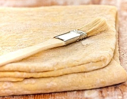 Надо ли раскатывать готовое слоеное тесто.