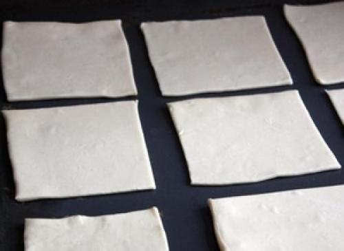 Надо ли раскатывать готовое слоеное тесто.