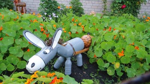 Ограждение для клумбы из пластиковых бутылок. Что хорошего в пластиковых бутылках