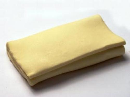 Надо ли раскатывать готовое слоеное тесто.