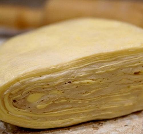 Надо ли раскатывать готовое слоеное тесто.