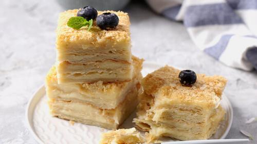 Как выпекать слоеное тесто для наполеона. Торт «Наполеон» из готового слоеного теста