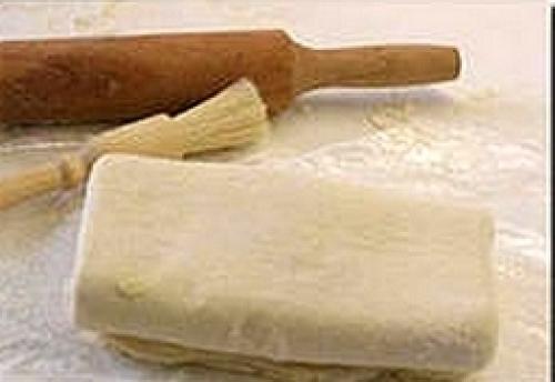 Надо ли раскатывать готовое слоеное тесто.