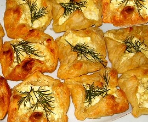 Надо ли раскатывать готовое слоеное тесто.