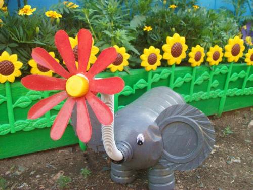 Ограждение для клумбы из пластиковых бутылок. Что хорошего в пластиковых бутылках