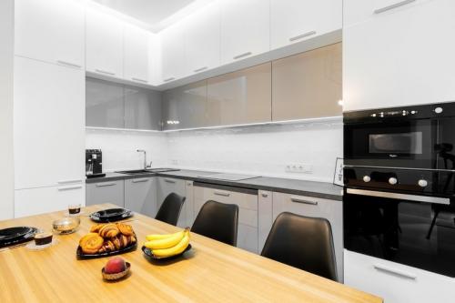 Трехкомнатная квартира с яркими акцентами для девушки 04