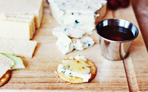Как нарезать пармезан для сырной тарелки. Сырная тарелка: 5 правил сервировки сыров