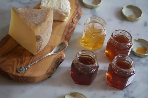 Блюдо сыр с медом. Какой сыр едят с медом? Или какой мед едят с сыром? О сыре с медом