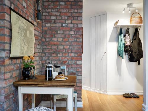 Обои под кирпич в прихожей. Разноцветный