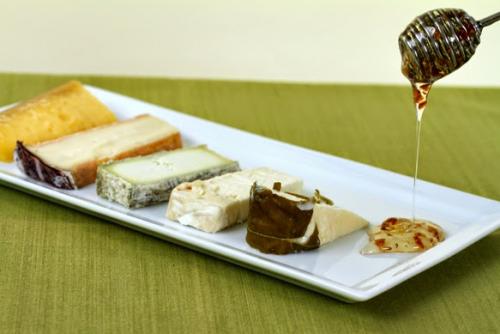 Блюдо сыр с медом. Какой сыр едят с медом? Или какой мед едят с сыром? О сыре с медом